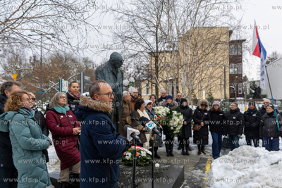Złożenie kwiatów pod pomnikiem Władysława Bartoszewskiego....