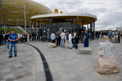 Gdansk. Stadion PGE Arena. Kolejka kibiców po bilety...