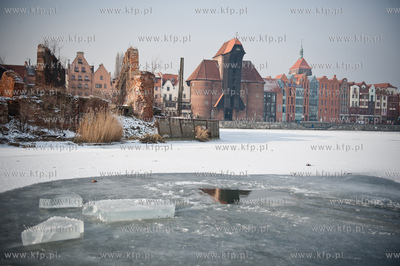 Marina w Gdansku. Cwiczenia ratownikow wopr oraz strazakow...