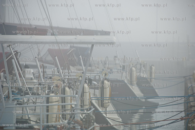 Gdynia. Mglista pogoda w porcie jachtowym. 
15.04.2012
fot....