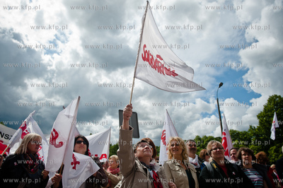 Gdansk. Manifestacja przed Urzedem Marszalkowskim zorganizowana...