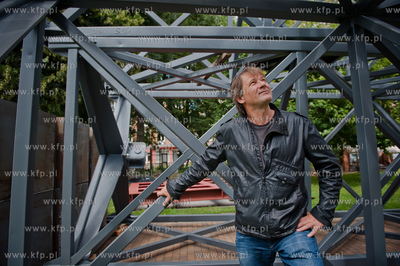 Gdansk. Skwer przy Wielkim Mlynie. Montaz instalacji...