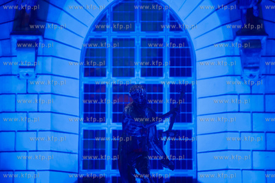 Gdansk. Dlugi Targ. Podswietlone na niebiesko Fontanna...