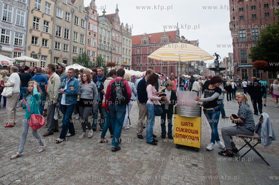 Gdansk. Dlugi Targ. Pelne turystow ulice starego miasta.
Nz...