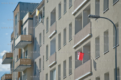 Gdynia. Ul. Swientojanska. Flagi narodowe wywieszone...