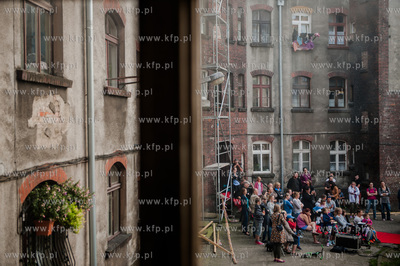 Gdansk. Podworko ulic Robotniczej i Jana z Kolna. Sasiedzi...