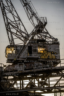 Gdansk. Tereny bylej Stoczni Gdansk. Wyburzenie budynku...