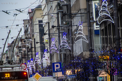 Gdynia. Swiateczne iluminacje na ul. Swietojanskiej...