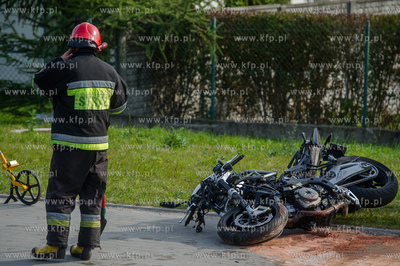 Gdansk. Wypadek drogowy auta i dwoch motocykli na ulicy...