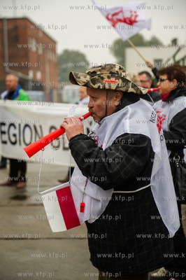 Gdynia. Pikieta zwiazkowcow NSZZ Solidarnosc przed...