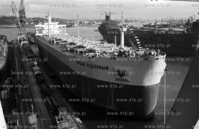 Wodowanie wielozadaniowego masowca Marshal Budyonnyy...