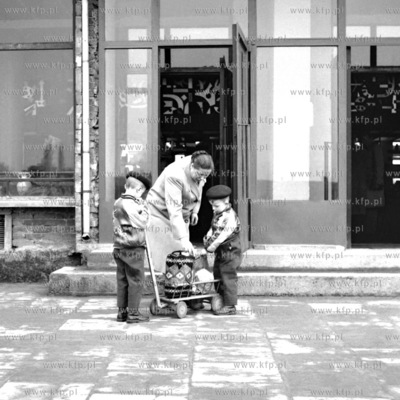 Rodzinne zakupy.
1961
0006398z
Fot. Zbigniew Kosycarz...