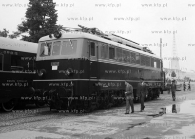 Lokomotywa E06-9 stoi na bocznicy kolejowej. (lata60).
1963
Fot....