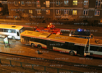 Kolizja drogowa na ul.Kartuskiej.
Jadacy bialy autobus...