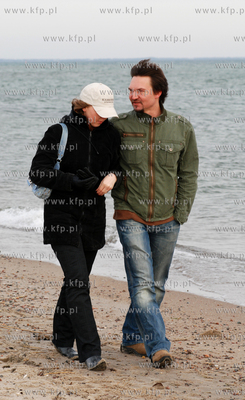 Marcin Firlej z zona Anna na spacerze w Rewie.
03.02.2008
fot....