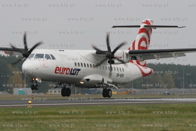 Gdansk , Rebiechowo NZ. ATR 42-512 linii EuroLot 16.10.2007...