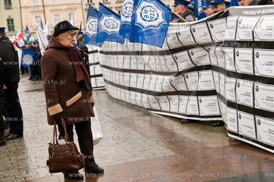 Krakow. Protest sluzb mundurowych przeciwko projektowi...