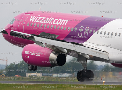 Gdansk, Rebiechowo. Nz. Airbus A320-233 linii WizzAir.
06.07.2009
fot....