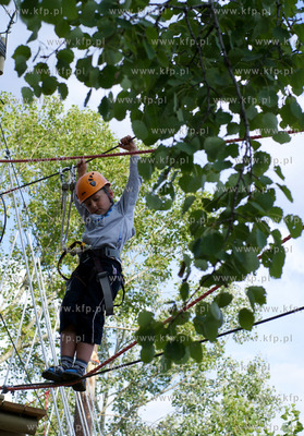Adventure Park Kolibki w Gdyni. Nz. 6-letni Marek na...