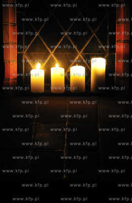 Adwent w kosciolach chrzescijanskich to okres trwajacy...