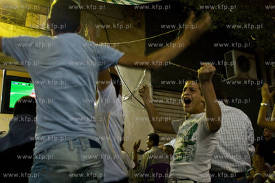 Aqaba Jordania. Kibice ogladaja mecz ligi mistrzow...