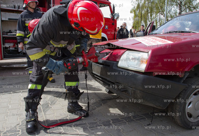Gdansk, Brzezno. Pokaz ratownictwa medycznego.
01.05.2010
fot....