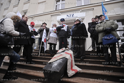 Protest milczenia pod siedziba gdanskiego NFZ pt. Kazdy...