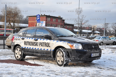 Samochod agencji Rutkowski Partol stojacy przed hotelem...