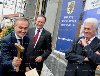 Zawieszenie wiechy na Teatrze Muzycznym w Gdyni. Nz....