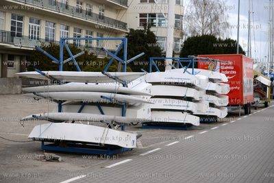 Opustoszala w czasie epidemii Marina Gdynia - basen...