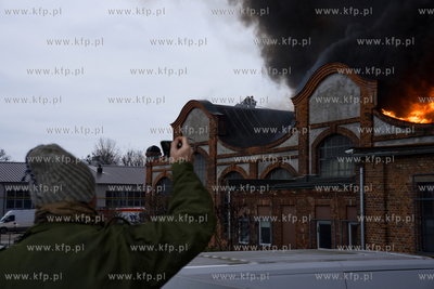 Pożar hali dawnych Zakładów Naprawczych Taboru Kolejowego...