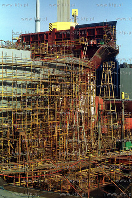 Stocznia Gdynia, budowa statku w doku.16.02.2002fot....