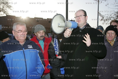 Protest kibicow GKS Wybrzeze przed torem zuzlowym w...