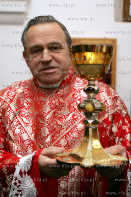 Ksiadz Pralat Henryk Jankowski z bursztynowym kielichem.
19.01.2006
fot....