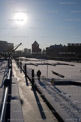 Zima w Gdansku, opustoszala marina jachtowa. W tle...