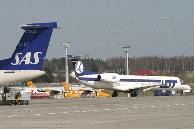 Port lotniczy w Gdansku Rebiechowie. Przed terminalem...