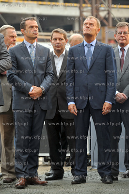 Zawieszenie wiechy na budowanym stadionie PGN Arena...