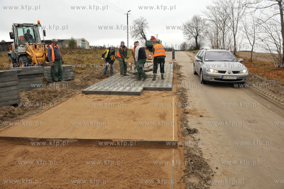 Prace przy remoncie i utwardzaniu kolejnego odcinka...