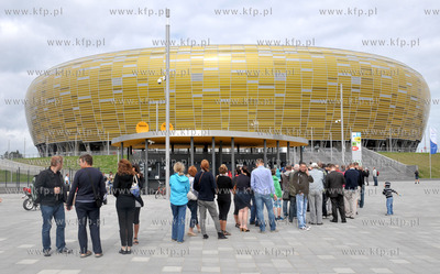 PGE Arena w Gdansku. Kolejka kibicow po bilety na pierwszy...