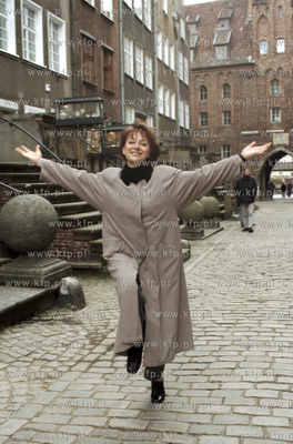 Irena Jarocka na ulicy Mariackiej w Gdansku. 06.04.1997...