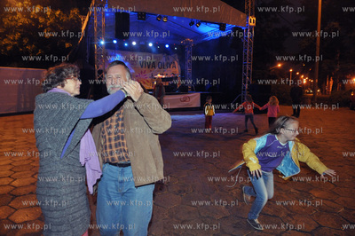 Biesiada i tance z okazji Swieta Oliwy odbyla na placu...