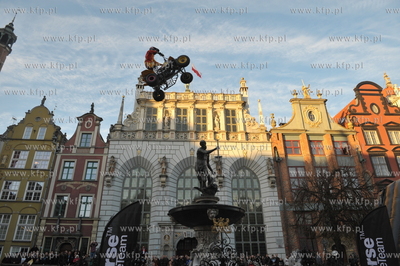 Skoki na quadzie i skutrze snieznym nad fontanna Neptuna...