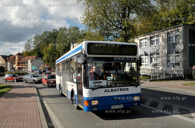 Zukowo. Ul. Gdanska. Autobus firmy Albatros jadacy...