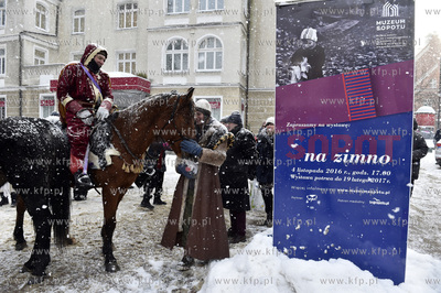 Orszak Trzech Króli w Sopocie. Plac przed kościołem...