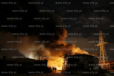 Gdansk. Pozar opuszczonego magazynu znajdujacego sie...