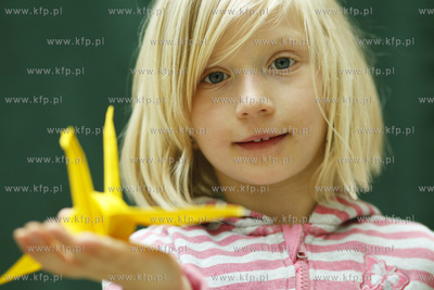 Akcja skladania zurawi origami w intencji mieszkancow...