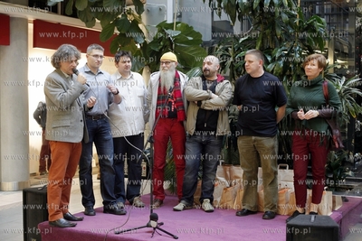 Gdansk. Centrum Handlowe Manhattan. Promocja albumu...