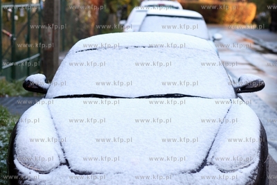 Snieg na zaparkowanych autach przy ul. Okreznej w Sopocie.
25.11.2013
fot....