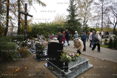 Cmentarz komunalny przy ul. Spokojnej w Pruszczu Gdanskim.
01.11.2013
fot....