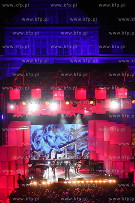 Cala Polska spiewa koledy, koncert na Dlugim Targu...